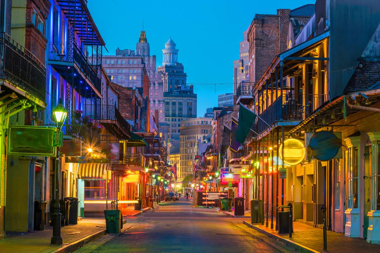 Blick auf die Bourbon Street im French Quarter von New Orleans bei Nacht